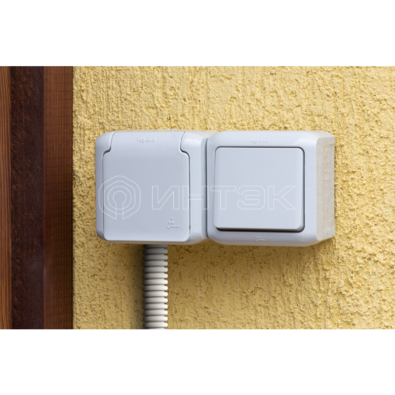 Блок ОП выключатель + розетка с заземл. защ. шторки IP44 Quteo сер. Legrand 782348 изображение, фото