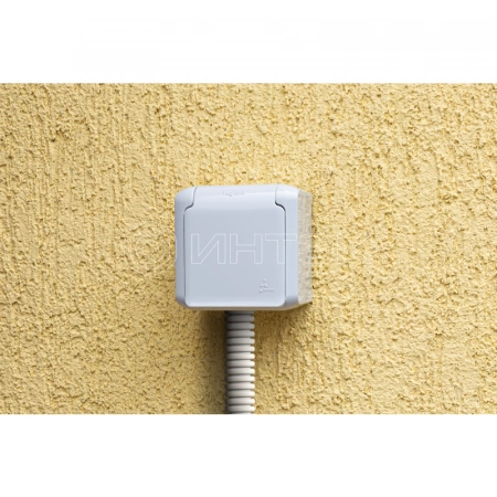 Розетка 1-м ОП Quteo 16А IP44 250В 2P+E с заземл. защ. шторки с крышкой сер.  Legrand 782351 изображение, фото